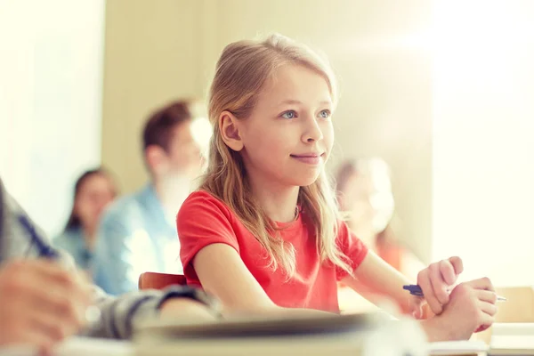 Gruppo di studenti con quaderni a scuola lezione — Foto Stock