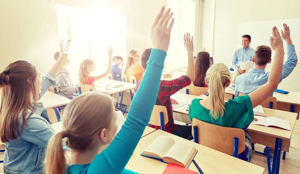 Gruppo di studenti delle scuole superiori e insegnante — Foto Stock