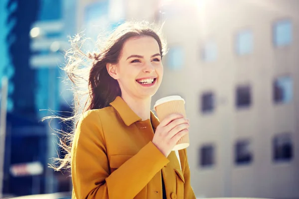 Heureuse jeune femme boire du café dans la rue de la ville — Photo