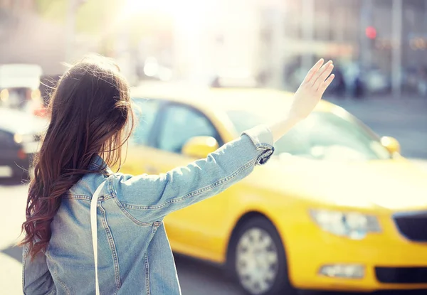 Giovane donna o ragazza prendere un taxi sulla strada della città — Foto Stock