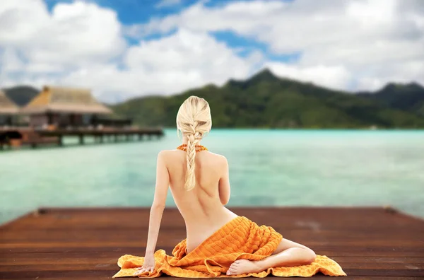 Frau mit Handtuch über exotischem Resort-Hintergrund — Stockfoto