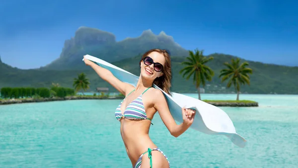 Mujer en bikini y gafas de sol en la playa de bora bora — Foto de Stock