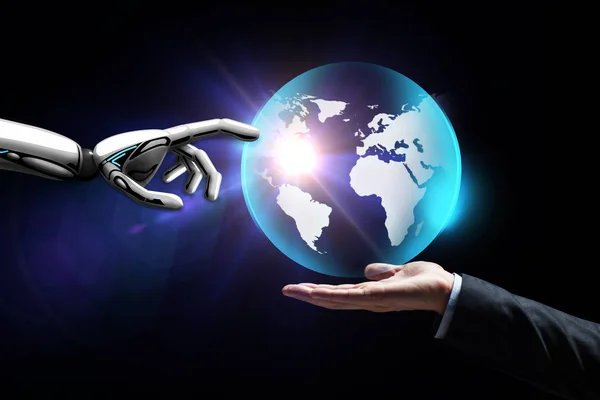 Člověk a robot ruku s hologramem virtual earth Stock Fotografie