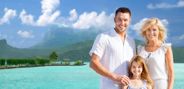 Felice famiglia su sfondo bora bora — Foto Stock