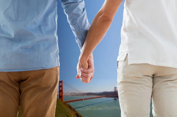 Gros plan de gay couple sur doré porte pont — Photo