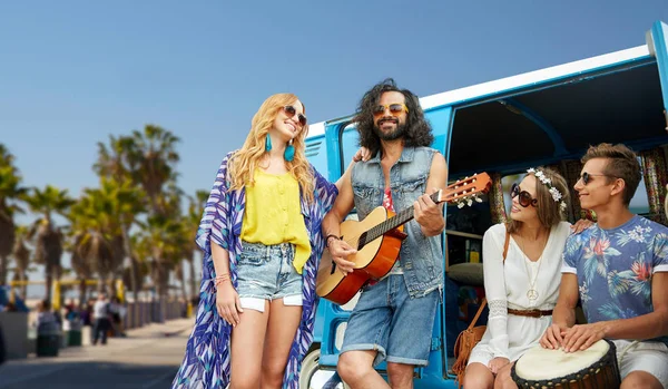 Hippie-Freunde musizieren in Minivan — Stockfoto