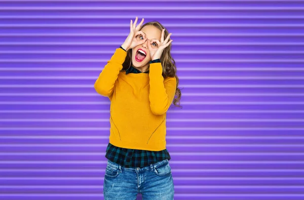 Glückliche junge Frau oder Teenager-Mädchen, die Gesichter machen — Stockfoto