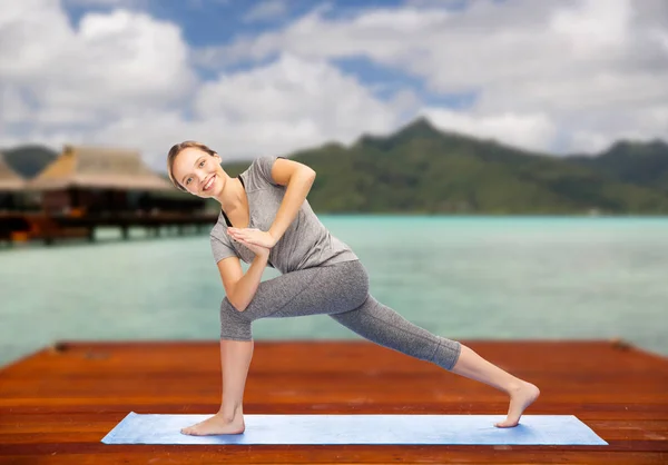 Kvinnan gör låg vinkel lunge yogaställning utomhus — Stockfoto