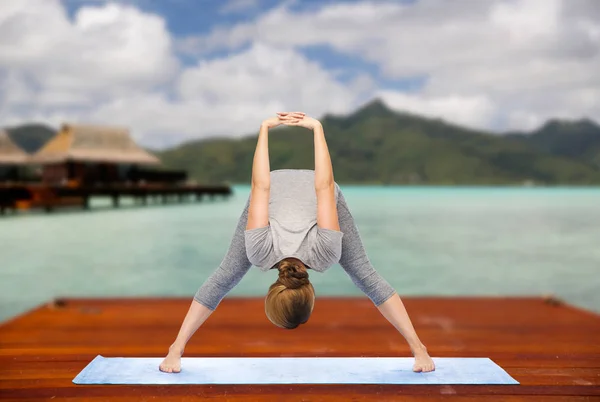 Donna che fa yoga a gambe larghe curva in avanti all'aperto — Foto Stock