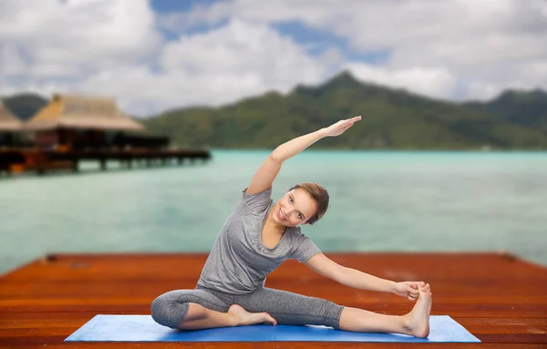 Donna felice fare yoga e stretching all'aperto — Foto Stock