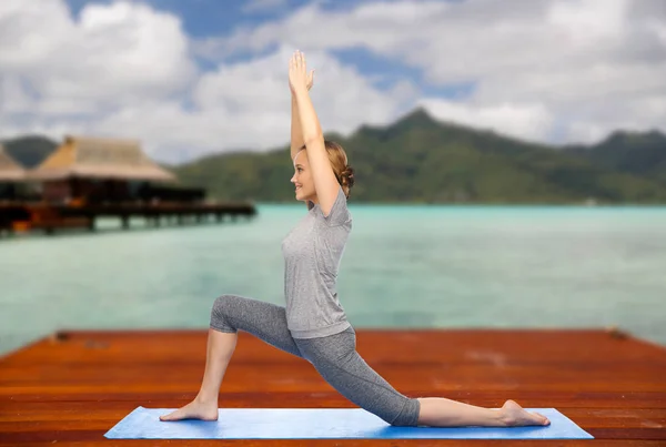 Glückliche Frau macht Yoga im niedrigen Ausfallschritt im Freien — Stockfoto