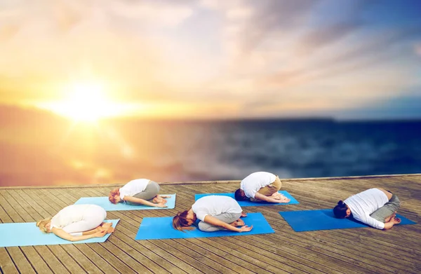 Gruppe von Yogakindern posiert im Freien — Stockfoto