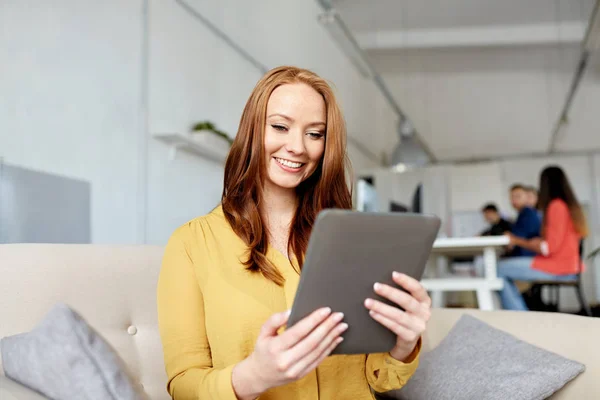 Mulher ruiva com tablet pc trabalhando no escritório — Fotografia de Stock