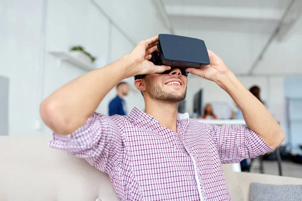 Hombre feliz con auriculares de realidad virtual en la oficina —  Fotos de Stock