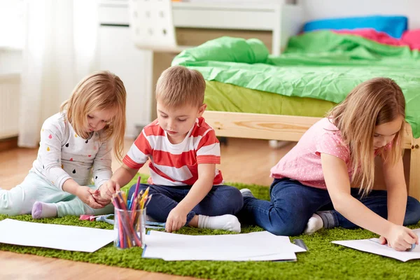 Felice creativo bambini disegno a casa — Foto Stock