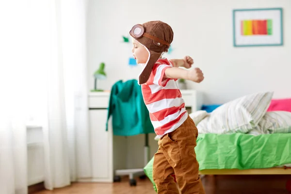 Feliz niño en piloto sombrero jugando en casa — Foto de Stock