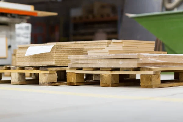 Tableros de madera y aglomerados almacenados en fábrica — Foto de Stock