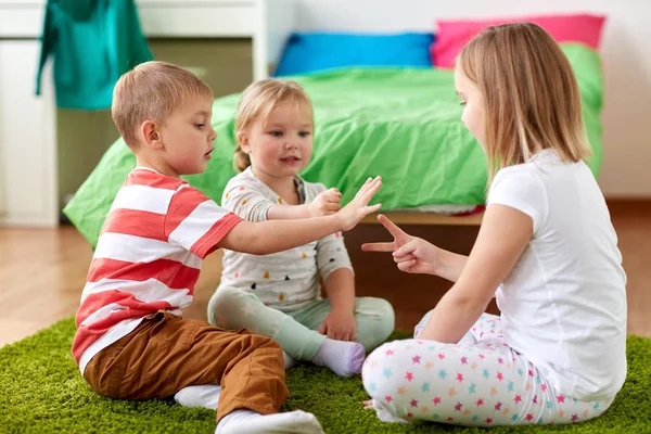 Bambini che giocano a sasso-carta-forbici gioco a casa — Foto Stock