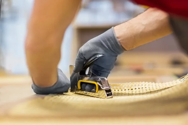 Ensamblador con pistola de grapas haciendo muebles — Foto de Stock