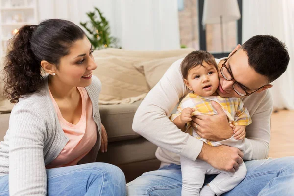 Família feliz com bebê filha em casa — Fotografia de Stock