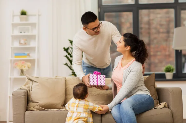 Famiglia felice con regalo di compleanno a casa — Foto Stock