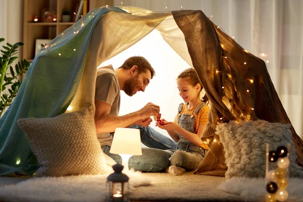 Family playing tea party in kids tent at home — Stock Photo, Image
