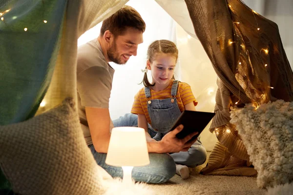 Famiglia con tablet pc in tenda per bambini a casa — Foto Stock