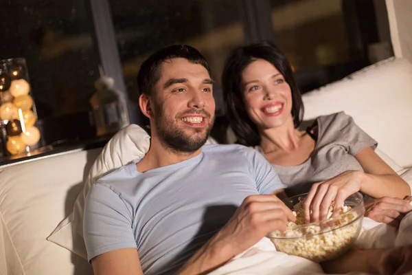 Paar mit Popcorn schaut nachts zu Hause fern — Stockfoto