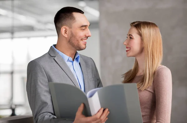 Empresaria y hombre de negocios con carpeta — Foto de Stock