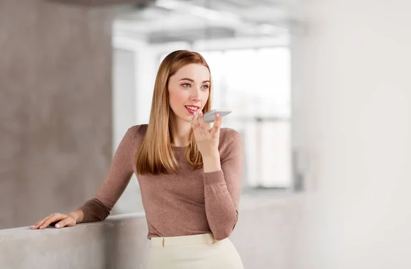 Frau benutzt im Büro Diktiergerät auf Smartphone — Stockfoto