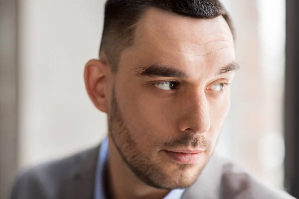 Retrato de homem de negócios em terno no escritório — Fotografia de Stock