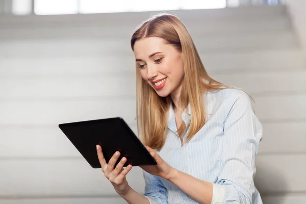 Frau oder Studentin mit Tablet-PC im Büro — Stockfoto
