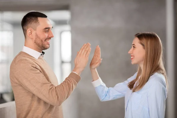 Homme et femme faisant haut cinq au bureau — Photo