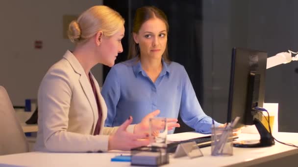 Mulheres de negócios com computador trabalhando até tarde no escritório — Vídeo de Stock