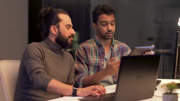 Programadores com tablet pc trabalhando no escritório da noite — Vídeo de Stock