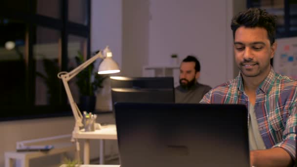 Kreatív ember éjszaka irodában dolgozik laptop — Stock videók