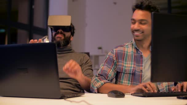 Творческий человек в наушниках виртуальной реальности в офисе — стоковое видео