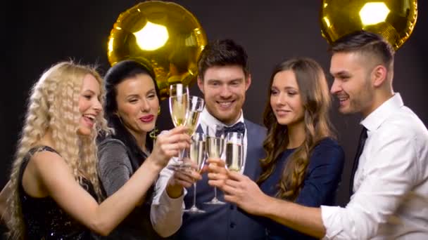 Amigos felices tintineando copas de champán en la fiesta — Vídeos de Stock