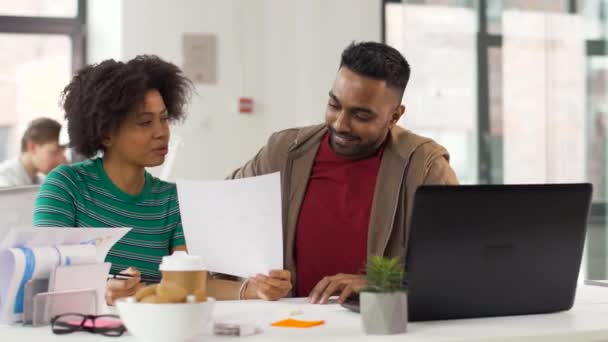 Trabalhadores criativos discutindo papéis no escritório — Vídeo de Stock