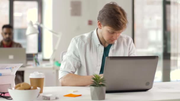 Man met laptop werkend op kantoor — Stockvideo