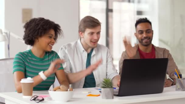 Equipe criativa tendo videoconferência no escritório — Vídeo de Stock