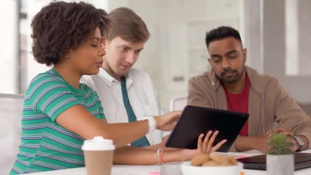 Kreativ-Team mit Tablet-PC im Büro — Stockvideo