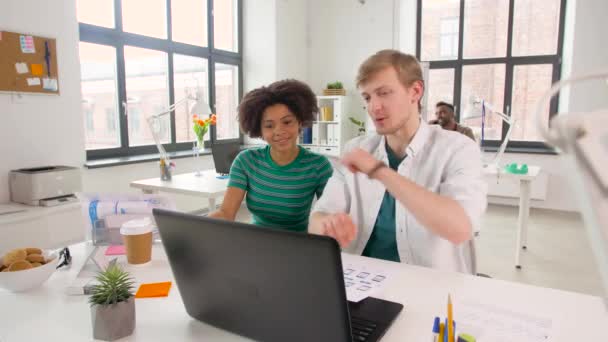 Trabajadores de oficina creativos discutiendo proyecto — Vídeos de Stock