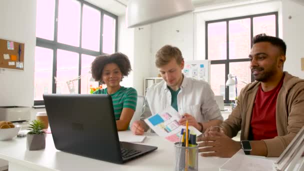 Equipo creativo que tiene videoconferencia en la oficina — Vídeos de Stock