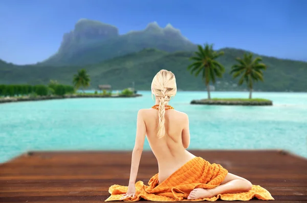 Nackte Frau mit Handtuch über Bora Bora Hintergrund — Stockfoto