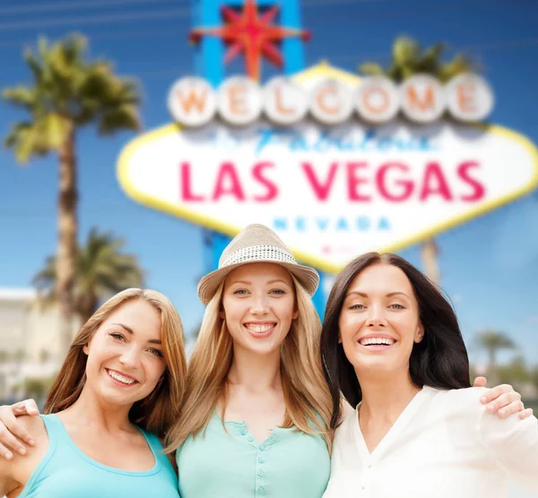 Grupo de mujeres felices o amigos en Las Vegas — Foto de Stock