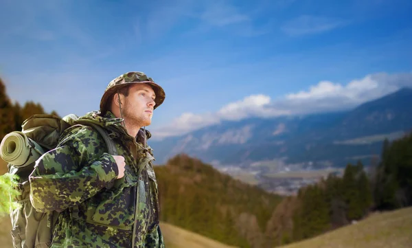 Soldado en uniforme militar con mochila senderismo — Foto de Stock