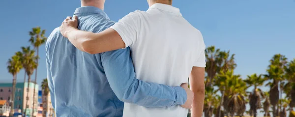 Nahaufnahme von homosexuellen Paar, das sich über los angeles umarmt — Stockfoto