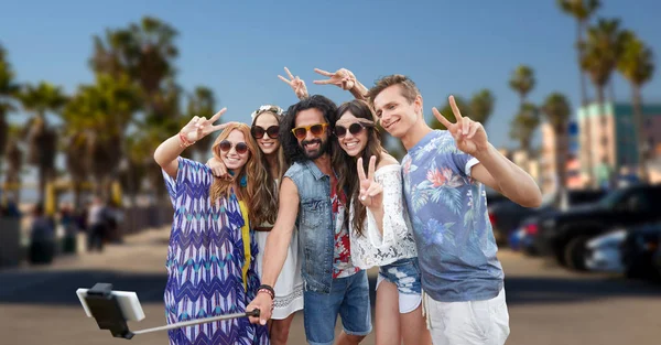 Hippie friends with smartphone on selfie stick — Stock Photo, Image
