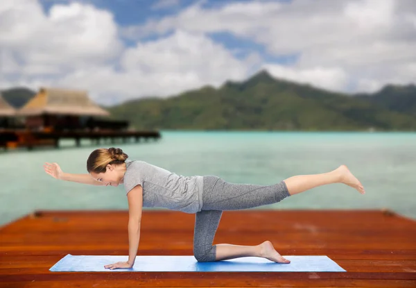 Женщина делает йогу в уравновешивающей позе стола на открытом воздухе — стоковое фото
